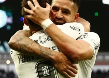 Corinthians vira sobre Coritiba em 1 minuto e segue invicto para decisão