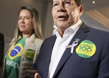 Mulher de Mourão e filha de Villas Bôas recebem de associação do Exército