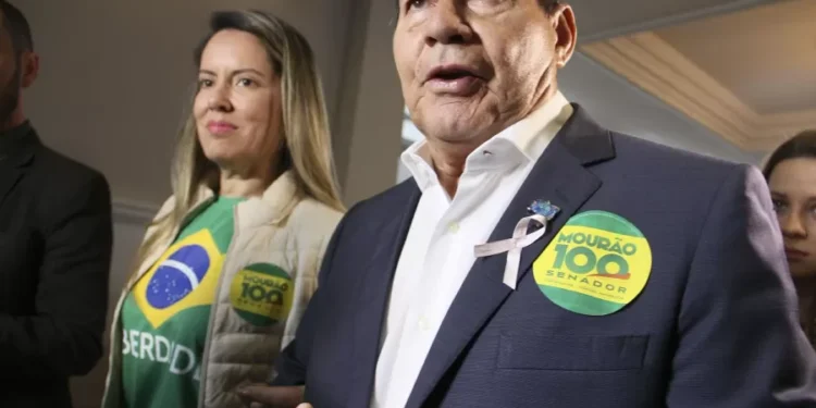 Mulher de Mourão e filha de Villas Bôas recebem de associação do Exército