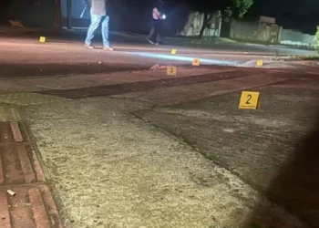 Mulher escapa de dois tiros, abre os braços e ex em fúria dispara mais 3 vezes