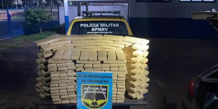 Após denúncia anônima, casal é preso em hotel com carro carregado de maconha