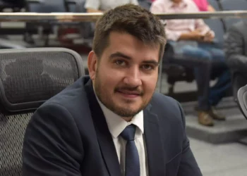 PF realiza busca e apreensão na casa de assessora do deputado Rafael Tavares