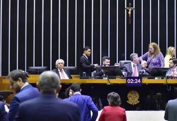 Auxílio-moradia, gasolina e viagens: benefícios a deputados custaram R$ 123,8 milhões em 2023