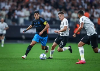 Corinthians e Grêmio empatam em jogo maluco de viradas e 8 gols em Itaquera