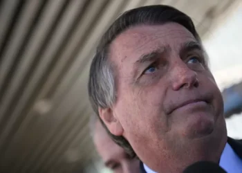 Bolsonaro já fez cirurgias e se recupera no quarto, diz boletim médico