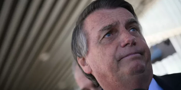 Bolsonaro já fez cirurgias e se recupera no quarto, diz boletim médico