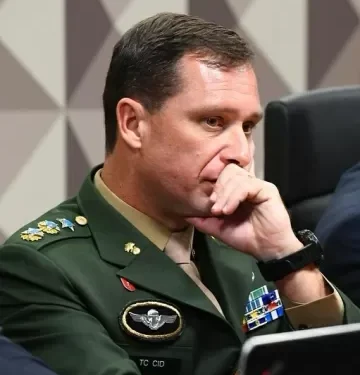 Na véspera de depoimento, Cid avaliou que Bolsonaro o arrastava para a lama