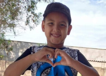 Menino participava de educação física quando foi atingido por teto de ginásio