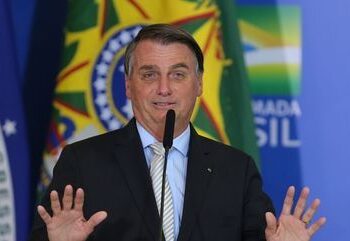 André Mendonça dá 15 dias a Lula para se manifestar a respeito de declarações sobre Bolsonaro