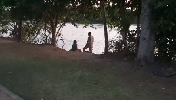 Mãe grita desesperada e procura por filho que desapareceu no rio Taquari