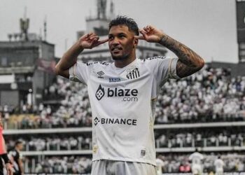 Com expulsões, Santos vence Vasco em confronto direto e deixa a zona de rebaixamento do Brasileirão
