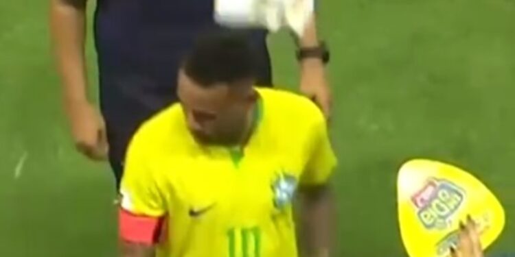 torcedor atira saco de pipoca contra Neymar após empate com a Venezuela