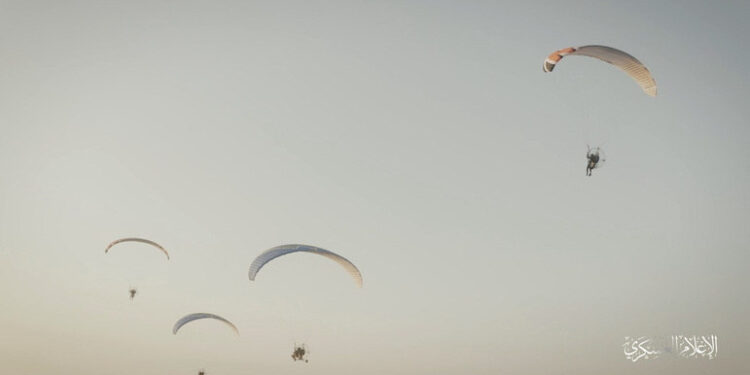 Israel ataca mais de 300 alvos do Hamas e mata terrorista que organizou invasão por parapentes