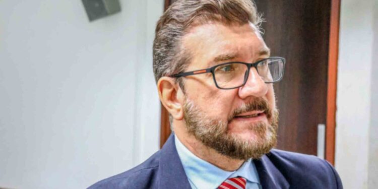 Multa de R$ 9,4 mil: Pedro Kemp quer proibir venda de herbicida em Mato Grosso do Sul
