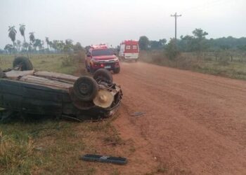 Carro capota e dois ocupantes ficaram feridos em estrada vicinal de Aquidauana
