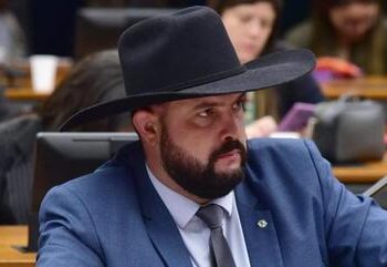 Justiça concede medida protetiva à companheira do deputado Zé Trovão por violência doméstica
