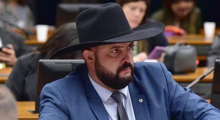 Justiça concede medida protetiva à companheira do deputado Zé Trovão por violência doméstica