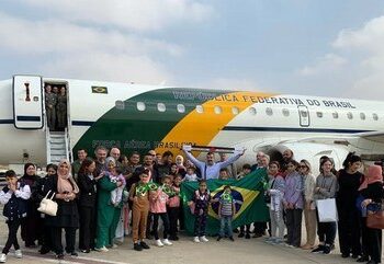 Voo com brasileiros que estavam em Gaza deixa o Egito com destino ao Brasil