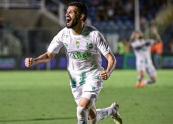 Juventude supera expulsão de Luiz Gustavo, vira sobre o Ceará e volta para a Série A