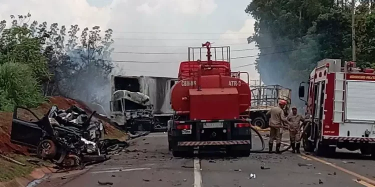 Dois morrem em acidente com caminhões incendiados na saída para São Paulo