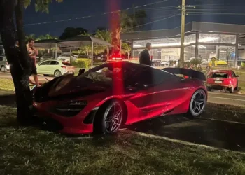 Motorista bate McLaren avaliada em 3 milhões de reais e abandona veículo após acidente em MS