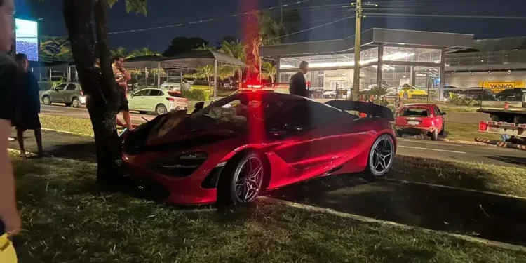 Motorista bate McLaren avaliada em 3 milhões de reais e abandona veículo após acidente em MS