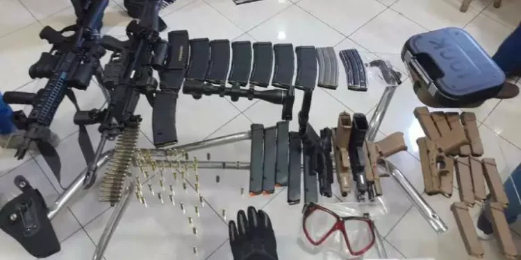 Homem é preso com pistolas, fuzis, munições e carregadores