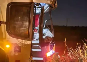 Quatro pessoas ficam feridas em acidente envolvendo dois ônibus na BR-262