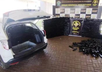 Motorista foge da polícia e capota SUV com uma tonelada de maconha