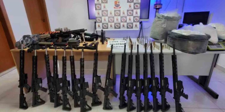 PM apreende 18 fuzis, munições e BMW blindada em comunidade de São Paulo