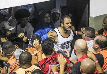 Torcedores organizados do Santos tentam invadir ginásio da Vila, e eleição é interrompida