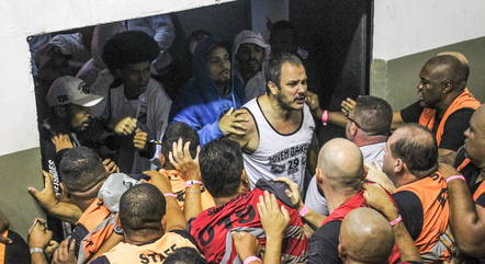 Torcedores organizados do Santos tentam invadir ginásio da Vila, e eleição é interrompida