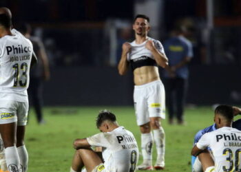 Bombas no gramado, choro, carro de Mendoza queimado. Reflexos da noite mais vergonhosa do Santos. Clube, agora, é da Série B