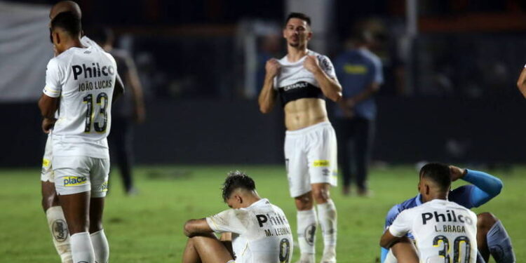 Bombas no gramado, choro, carro de Mendoza queimado. Reflexos da noite mais vergonhosa do Santos. Clube, agora, é da Série B