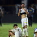 Bombas no gramado, choro, carro de Mendoza queimado. Reflexos da noite mais vergonhosa do Santos. Clube, agora, é da Série B