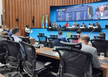 Com previsão de sessão extraordinária, deputados votam oito projetos nesta terça-feira