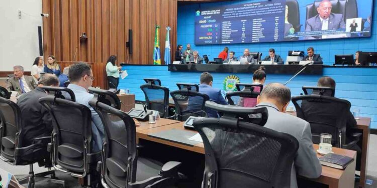Com previsão de sessão extraordinária, deputados votam oito projetos nesta terça-feira