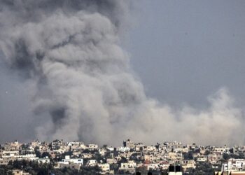 Israel bombardeia o sul de Gaza após ameaças de terroristas do Hamas contra reféns
