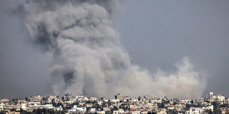 Israel bombardeia o sul de Gaza após ameaças de terroristas do Hamas contra reféns