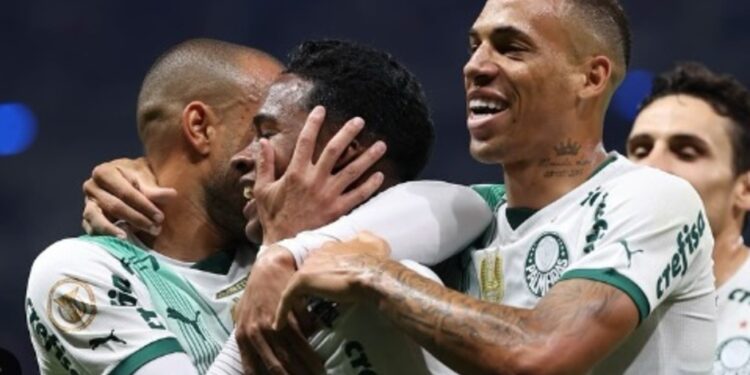 Palmeiras fatura o bi no Brasileirão e soma 12º título nacional com empate diante do Cruzeiro