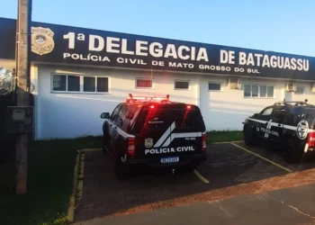 Homem é encontrado morto com faca cravada no peito pelo irmão e polícia investiga caso
