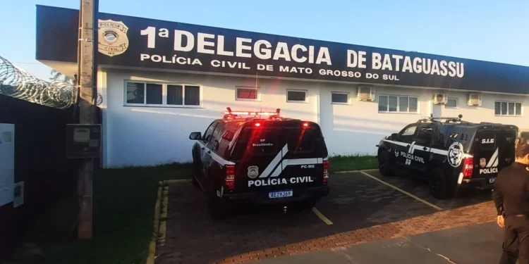 Homem é encontrado morto com faca cravada no peito pelo irmão e polícia investiga caso