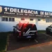 Homem é encontrado morto com faca cravada no peito pelo irmão e polícia investiga caso