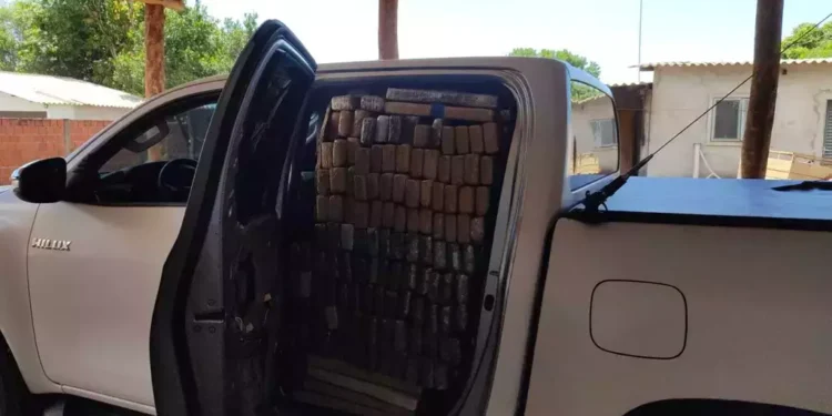 Caminhonete com 1,5 tonelada de maconha é abandonada em estrada vicinal