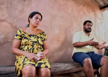 Chega da polícia matar”, diz pai após sepultar jovens