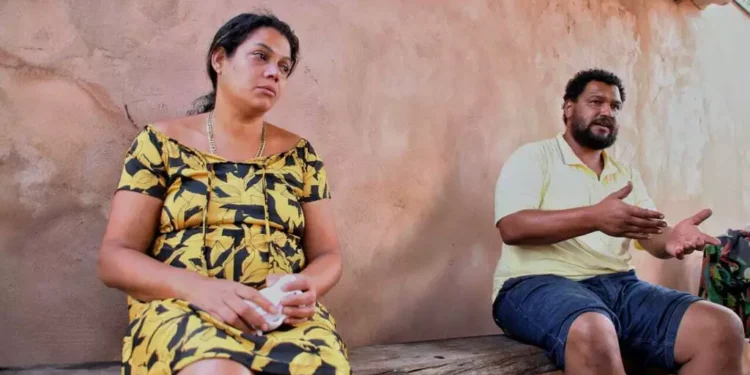 Chega da polícia matar”, diz pai após sepultar jovens
