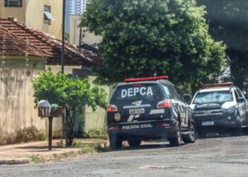 Bebê de três meses morre após engasgar com leite enquanto dormia com a mãe