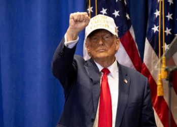 Trump vence primárias republicanas do Iowa, diz imprensa