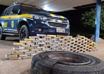 Homem aproveita “descuido” da polícia, abandona carga de cocaína e foge a pé