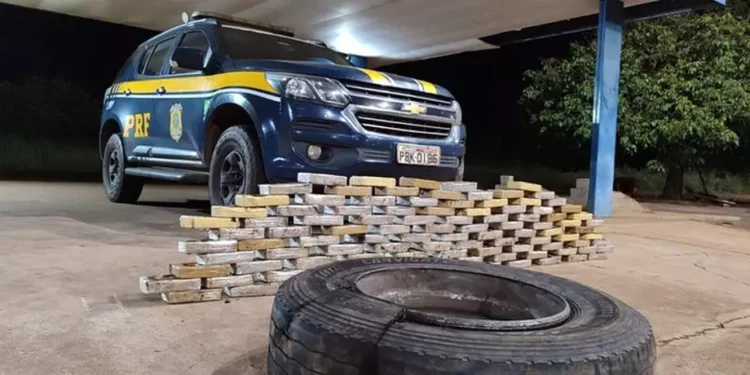 Homem aproveita “descuido” da polícia, abandona carga de cocaína e foge a pé